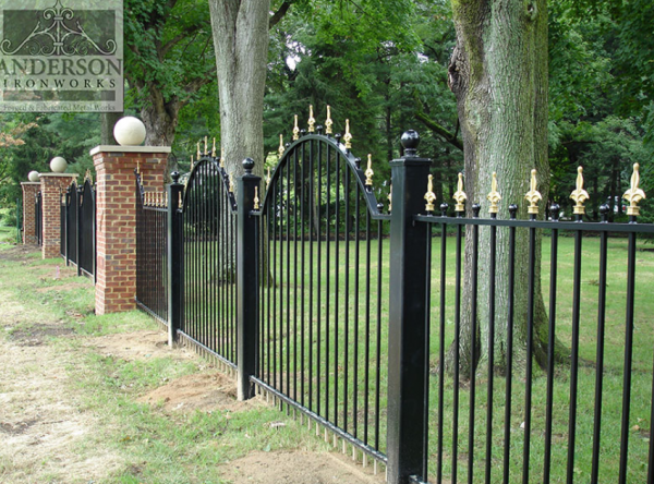 Pagar Logam Bergaya Victorian